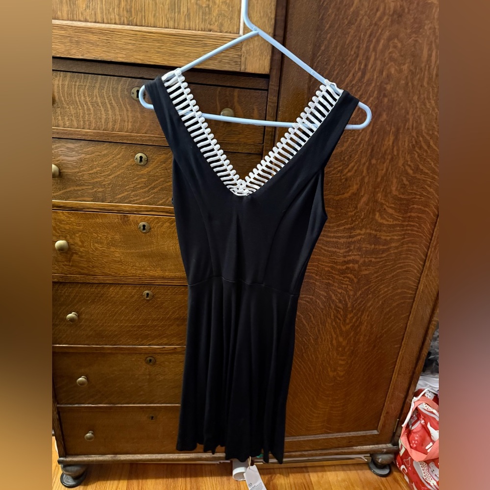 Aqua XS Sleeveless V Neck Dress